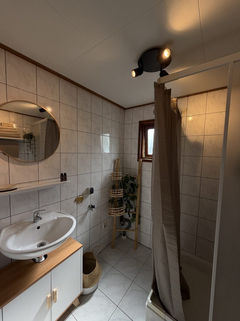 Badkamer met wasbak en handdoekrek