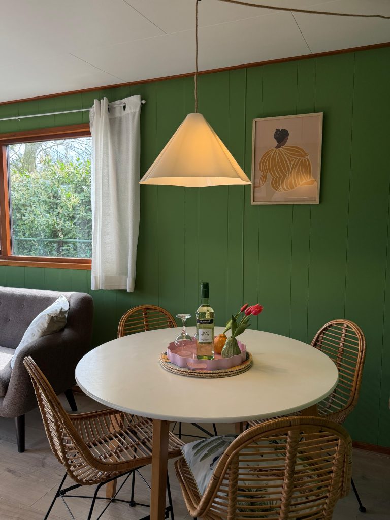 Eethoek met ronde tafel en rieten stoelen