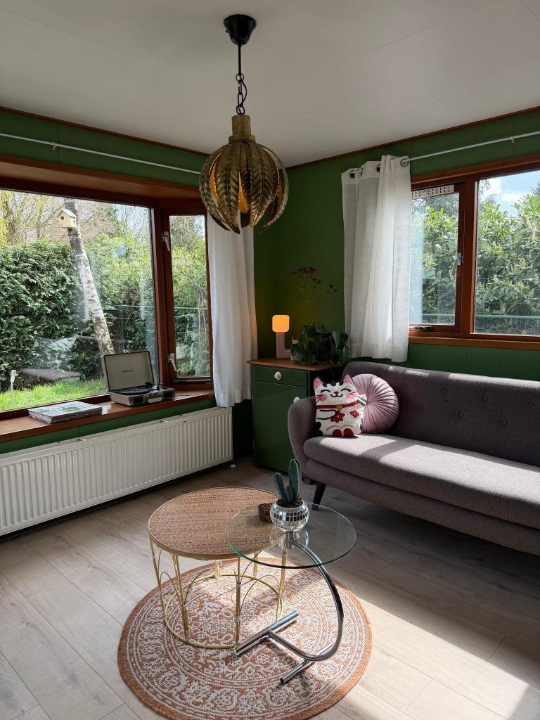 Bank in de woonkamer met grote hanglamp