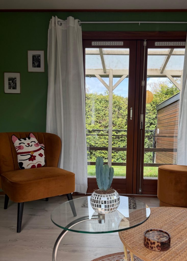 Loungestoel met uitzicht op het bos