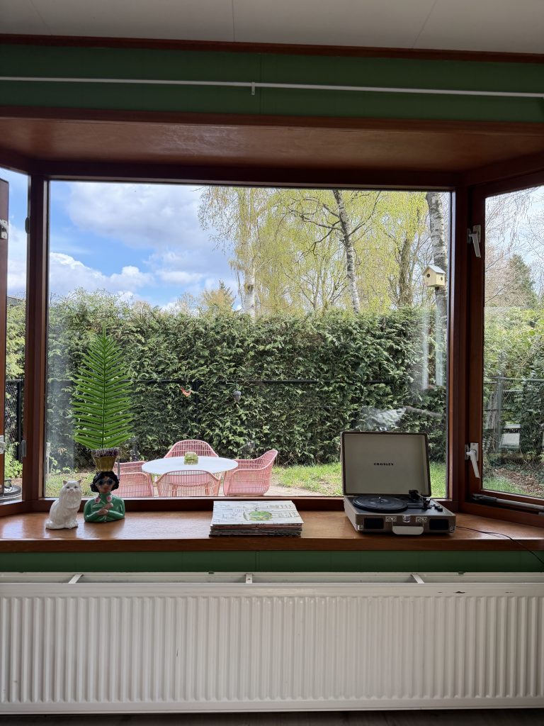 Bos in zicht door het tuinraam