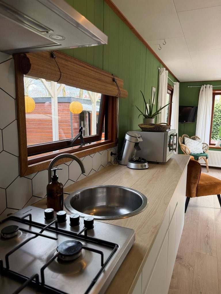 Keuken met fornuis en koffiezetapparaat