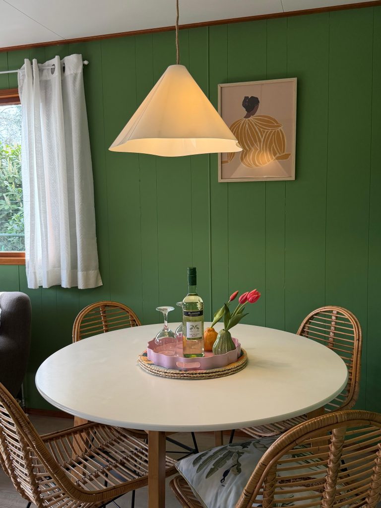 Eethoek met kunst aan de wand en gele lamp