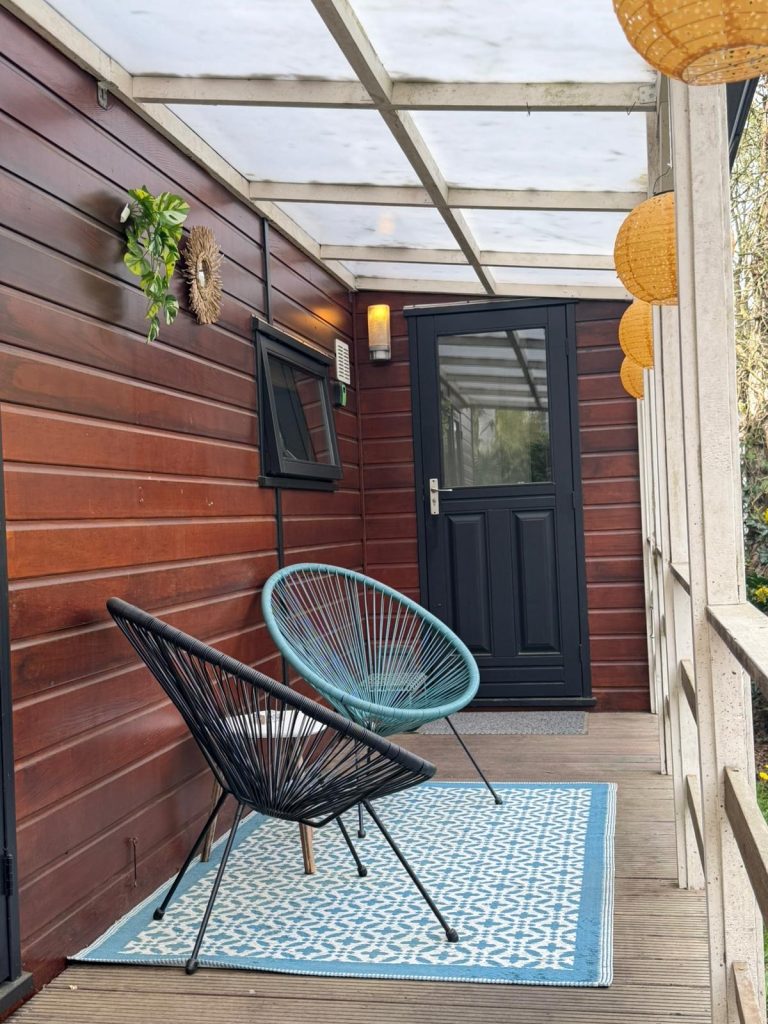 Loungestoelen op het overdekte terras