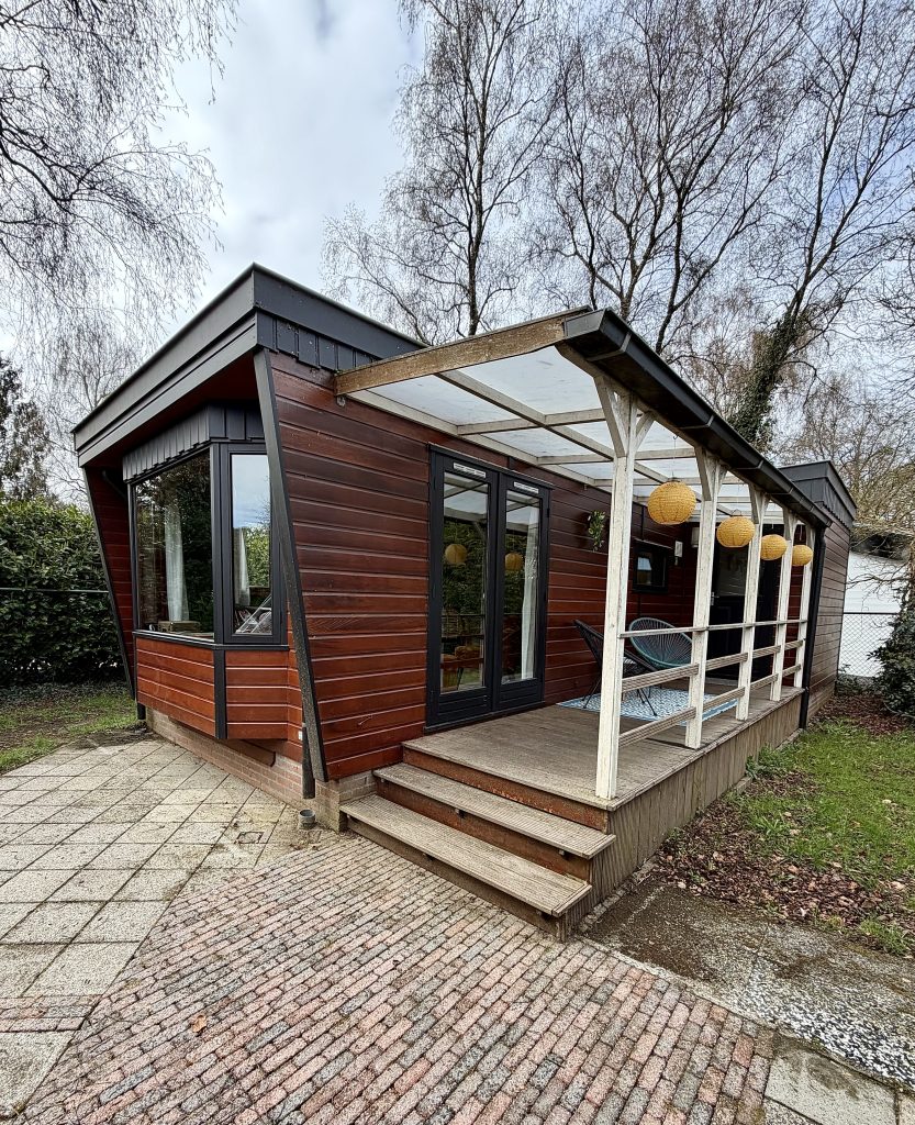 Volledige buitenaanzicht van het huisje in Putten