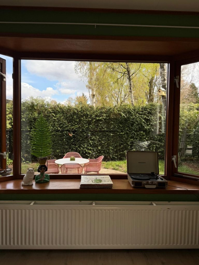 Erker met zicht op de tuin en platenspeler