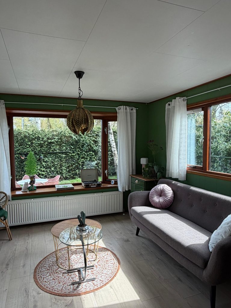 Woonkamer met uitzicht op de tuin